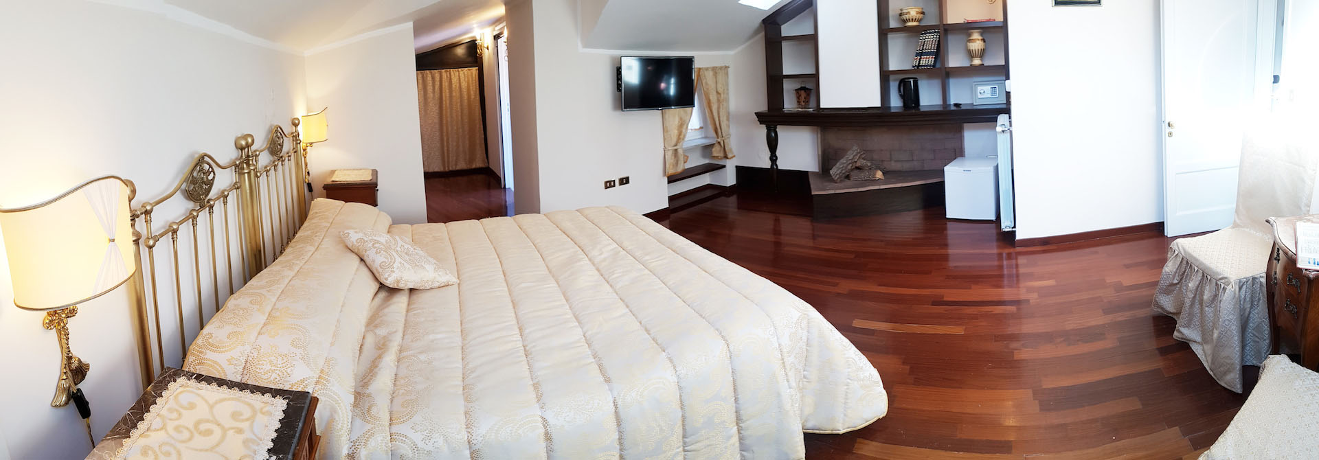 b&b caserta real borbone reggia di caserta camino in camera con terrazzo junior suite 1